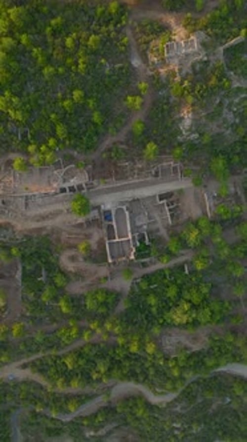Vidéo verticale Explorez le charme méditerranéen de Syedra, une ancienne ville d'Alanya, avec de superbes