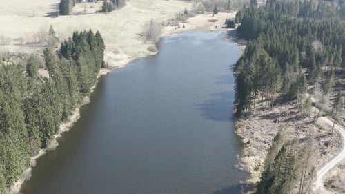 Randonnée le long des magnifiques lacs du parc national du Harz en Allemagne, en Europe.
