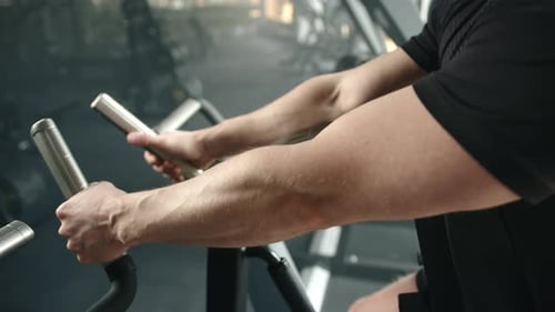 Processus d'exercice sur une presse thoracique par un homme athlétique dans une salle de sport