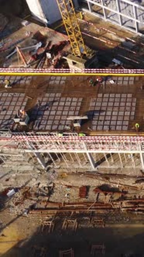 Vídeo vertical de trabajadores de la construcción
