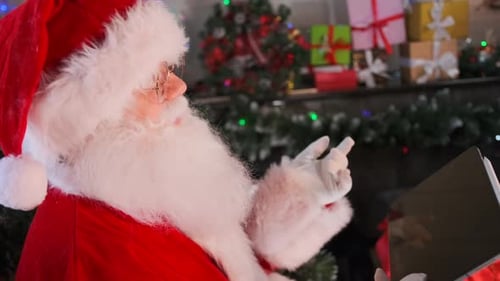 Papai Noel dança alegremente ao som de melodias de Natal, preenchendo o espaço com alegria festiva