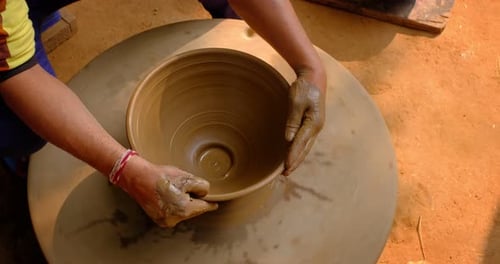 Potier façonnant l'argile sur une roue à potier Fabriquer un pot en argile Shilpagram Udaipur, Rajasthan, Inde