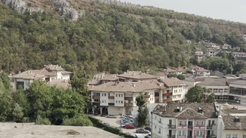 Vue aérienne descendante de la vieille ville de Lovech, montrant un troupeau d'oiseaux, des bâtiments et la rivière Osam.