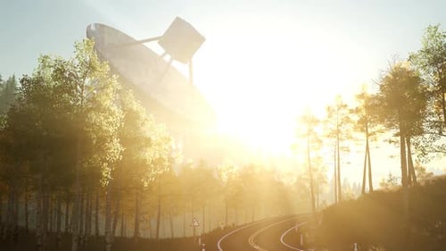El radiotelescopio del observatorio en el bosque al atardecer