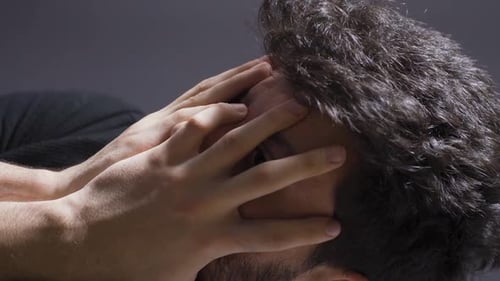 Vertikales Video eines gestörten jungen Mannes mit Symptomen einer Schizophrenie.