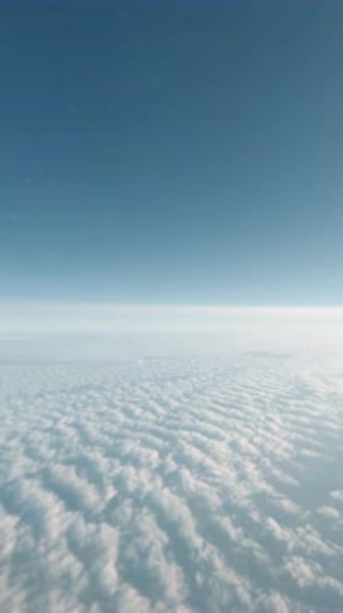 Un magnifique paysage nuageux serein s'étendant sur un ciel bleu vaste et clair au-dessus