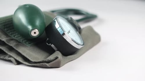 Vue détaillée de l'appareil de mesure de la tension artérielle sur table