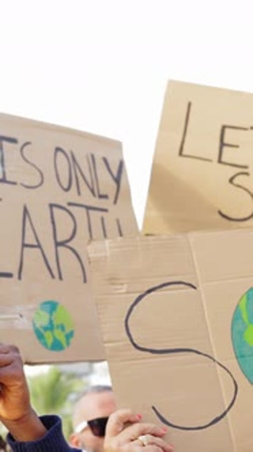 Groupe d'activistes brandissant des pancartes et des banderoles en faveur du changement climatique