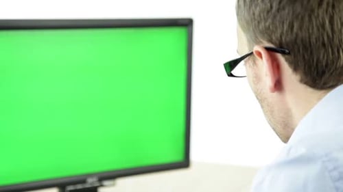 homem de negócios com computador isolado branco