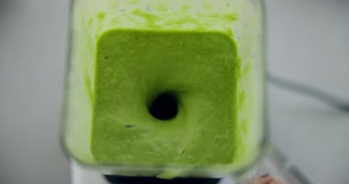 Home, Mixer und grüner Smoothie mit Nährwerten, oben und Diät zur Gewichtsreduktion