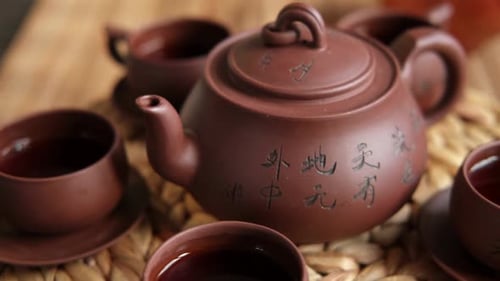 Cerimônia de chá tradicional, utensílio de chá asiático, servindo conjunto autêntico, pessoa servindo chá de Brown