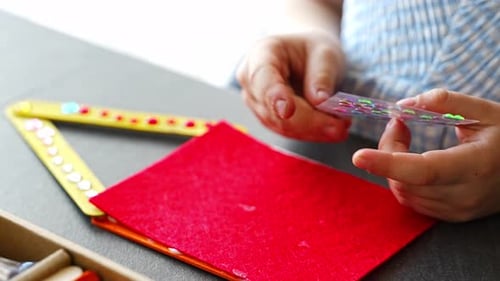 Nahaufnahme der Hände eines kleinen Mädchens als Dekoration, handgemacht, bunt, selbstklebend