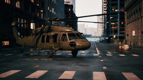 Helicóptero militar en el centro al atardecer