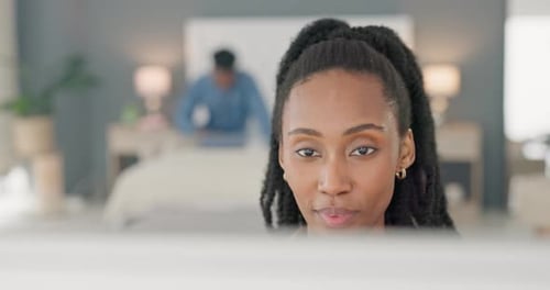 Чернокожая женщина, техника или работающая на ноутбуке для планирования, творческих исследований или стратегии компании