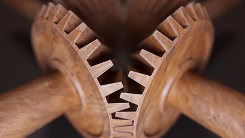 Animación en bucle de una construcción mecánica hecha de engranajes de madera.