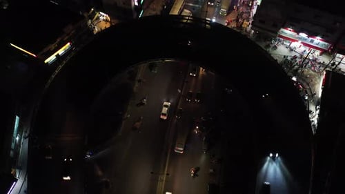 Vista aérea de um veículo dirigindo em uma rodovia no centro de Dhaka, Bangladesh.