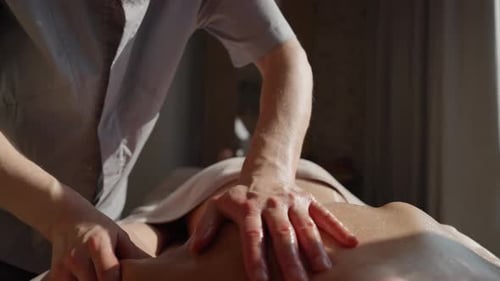 Entspannende professionelle Rückenmassage-Therapie in ruhiger Spa-Umgebung mit beruhigender Wirkung durch Therapeut