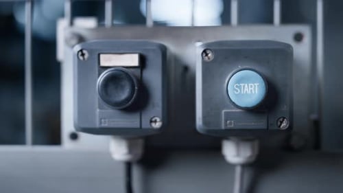 Stopptaste der werkseitigen Maschine auf dem Automatenpanel der technologischen Fertigung, Nahaufnahme