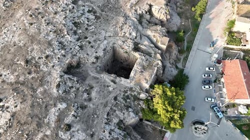 Monastère troglodyte construit en sculptant des roches à l'époque préhistorique