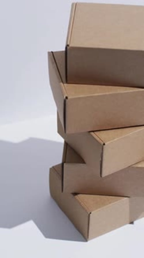 Vidéo verticale de boîtes en carton empilées avec espace de copie sur fond blanc