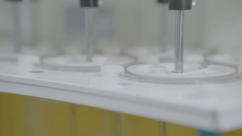 Contrôle de qualité des tables médicales lorsqu'elles sont dissoutes dans un liquide.