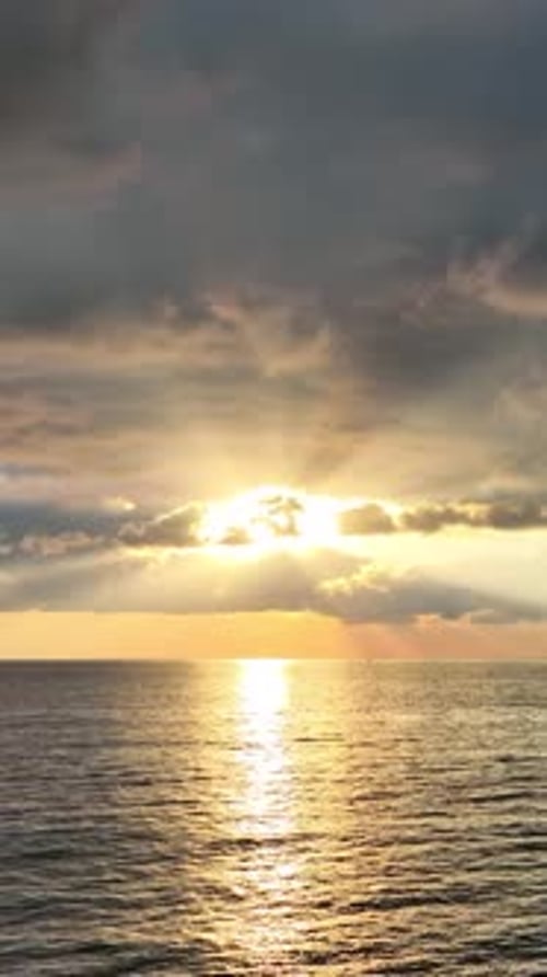 Coucher de soleil coloré sur la mer Méditerranée