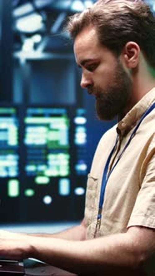 Elektriker im Hochformat führt Serverdiagnosetests durch