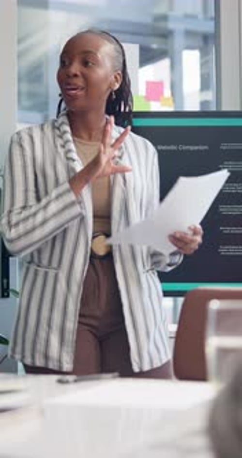 Présentation, planification et femme d'affaires en réunion pour une start-up technologique et un prototype d'application musicale