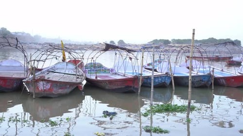 Des bateaux pour les pèlerins sur le site religieux sacré hindou de Triveni Sangam