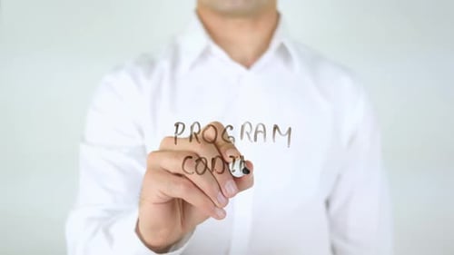 Codificação de programas, homem escrevendo em vidro