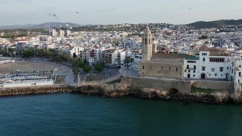 Luftaufnahme der Kirche und der Küste, Spanien.