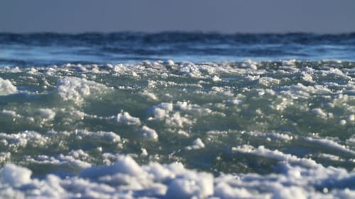 Textures de glace des vagues gelées et images de tempêtes d'eau turbulentes en hiver dans l'Arctique