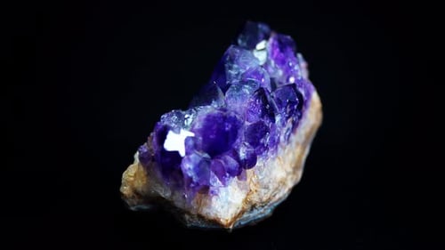 Nahtlose Schleife aus violettem Quarz mit Amethyst