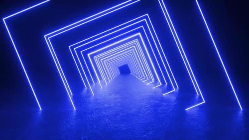 Person, die durch einen langen neonbeleuchteten Tunnel geht