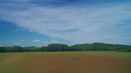 Blick aus dem Fenster des Hochgeschwindigkeitszuges Schöne Fahrt mit ländlicher Landschaft, Wolken Ein Blick auf