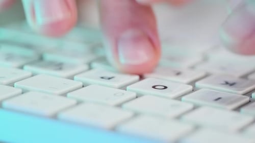 Programmierer, die Hände auf einer weißen Tastatur tippen, online codieren und suchen