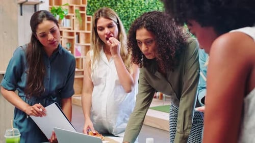 Colaboração em equipe, trabalho em equipe digital e computacional de mulheres trabalhando juntas em um escritório