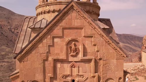 Vidéo aérienne au-dessus du monastère arménien orthodoxe de Noravank