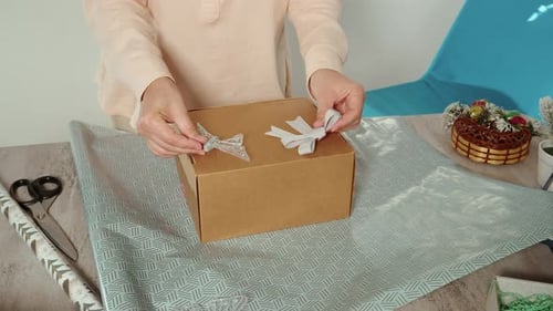 Caja de regalo de cartón para mujer con lazos navideños