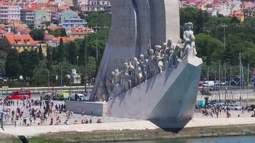 Primer plano aéreo de ambos lados del Monumento a los Descubrimientos en el distrito de Belém