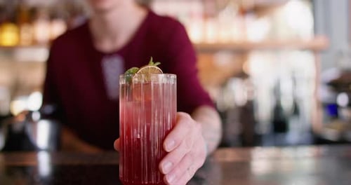 Barkeeper arbeitet an der Herstellung von Getränken, Glasmix, Cocktail