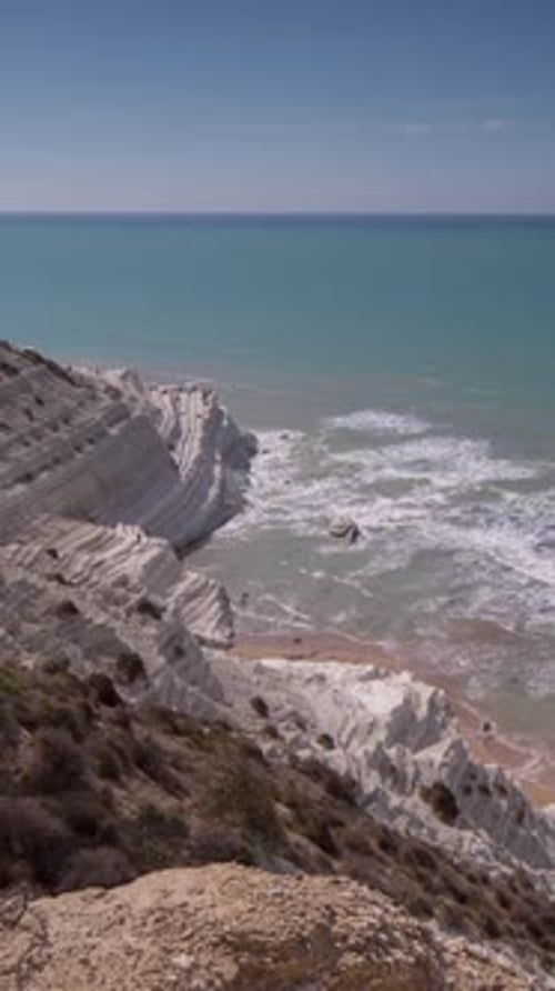 Marches de falaise blanches de la plage de Scala Dei Turchi en Sicile à la verticale
