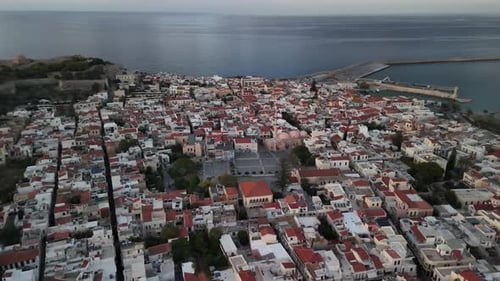 Luftaufnahme der Stadt Rethymno und der venezianischen Fortezza auf Kreta, Griechenland