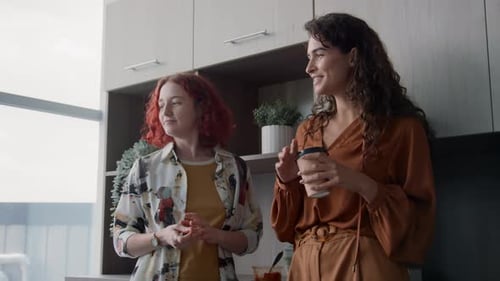 Junge Frauen entspannen sich in der Kaffeepause