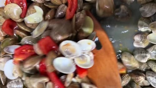 Dans une poêle bien
chaude, mélanger de délicieuses palourdes fraîches et des tomates à l'aide d'une fourchette en bois. Italie traditionnelle