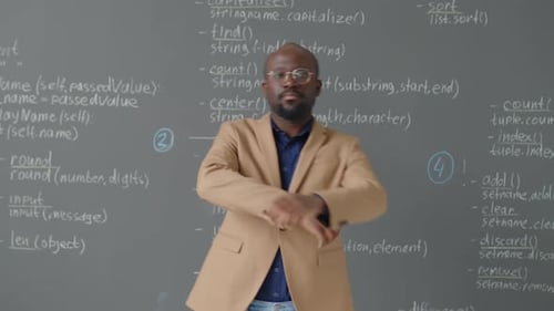 Männlicher Lehrer kommt zu Blackboard und posiert für die Kamera