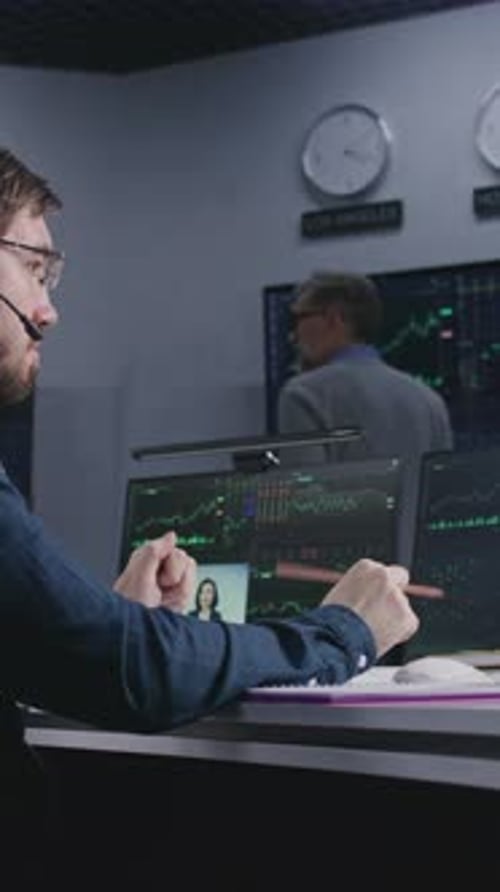 Trader com caneta na mão analise o mercado de câmbio