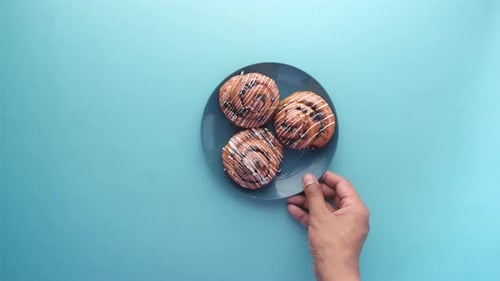 Ansicht von Hand gepflückter dänischer Zimtschnecke auf Tisch