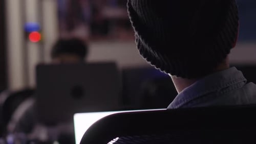 Computerprogrammierer arbeitet am Laptop im dunklen Büro Erwachsener
