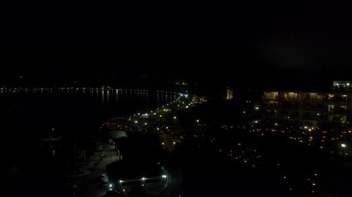 Das Feuerwerk der Osterauferstehung auf Korfu aus der Luft beginnt über dem Hauptplatz und der alten Festung